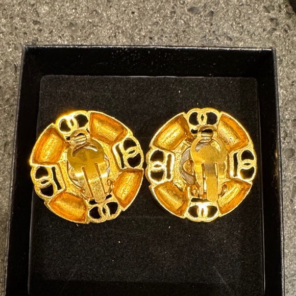 Elegant Chanel Gold-Tone Clip-on Earrings - Picture 8 of 9